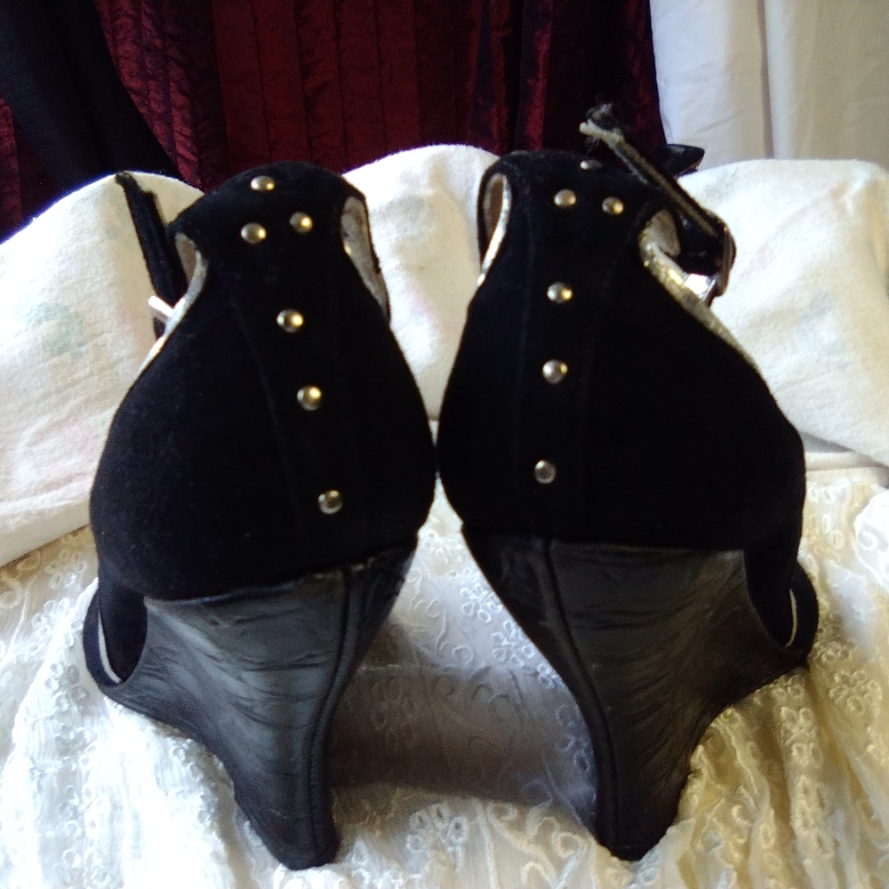 Steven Madden "Rheena" black Velvet Wedges trimmed in silver,made in Spain. - Picture 3 of 10